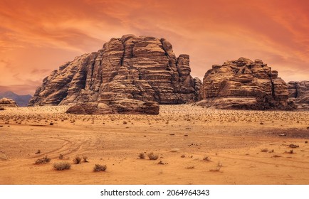 惑星火星のような風景 - ヨルダンのワディラム砂漠の写真、上に赤いピンク色の空があり、この場所は多くのSF映画のセットとして使用されました