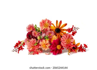 白い背景に分離された混合の庭の花の秋の花束。ダリア、ルドベキア、菊の色とりどりの花