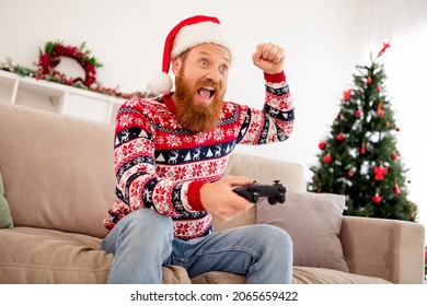 Foto van jonge opgewonden man blij positieve glimlach verheug je over overwinningssucces speel videogame weekend nieuwjaar binnenshuis