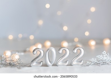 feliz año nuevo 2022 fondo tarjeta de vacaciones de año nuevo con luces brillantes, regalos y botella de hampagne