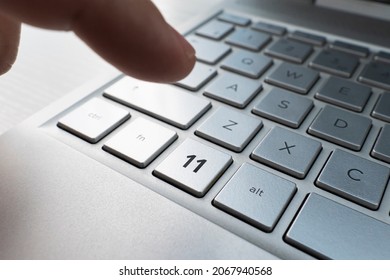 Sluit omhoog van vinger op toetsenbordknoop met nummer 11