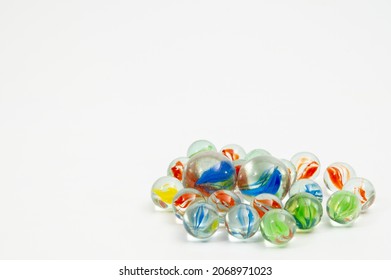 Eine Sammlung von Perlen in verschiedenen Farben, die beim Perlenspiel, einem traditionellen koreanischen Spiel, verwendet werden.
