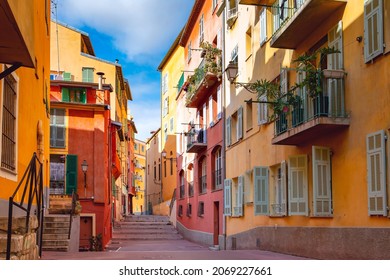 Zonnige kleurrijke historische huizen in de oude binnenstad van Nice, Franse Rivièra, Cote d'Azur, Frankrijk