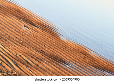 Nahaufnahme des Meerwassers und des goldenen Sandes. Selektiver Fokus. Foto in hoher Qualität