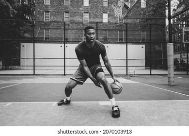 Jugador de baloncesto entrenando en una cancha en la ciudad de Nueva York
