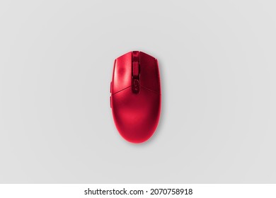 Ratón de ordenador rojo. El ratón de la computadora sobre un fondo blanco. Concepto de uso de elementos informáticos, trabajo remoto, oficina en casa.