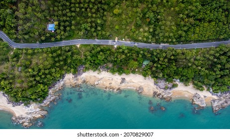 Drumul oceanic și plaja de nisip pe Khanom Sichon Road de la barajul Khao Phlai, provincia Nakorn Sri Thammarat, Thailanda. Fotografie cu dronă vedere aeriană