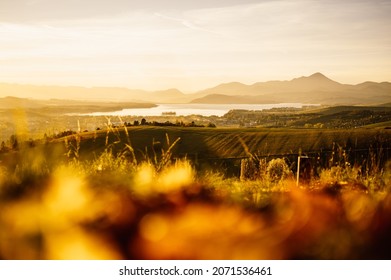 Matahari terbenam di kawasan Liptov di belakang dengan tasik Liptovska mara dan pergunungan tatras di sekelilingnya. Ruang tanah Liptovsky mikulas, slovakia