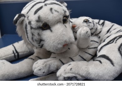 Nahaufnahme des weißen bengalischen Tigerspielzeugs mit ihrem Jungen