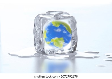 Polarschmelzrisiko des Planeten Erde bei globaler Schadensverschmutzung auf Eiskonzept. (Der Globus des Planeten Erde ist ein physisches handgefertigtes Modell und eine vom Fotografen retuschierte Postproduktion)