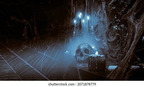 Halloween. Schwaarz-wäiss grujeleg Foto vu schwaarze Magieobjekter an engem donkelen antike Schlass. Haunted Buerg.