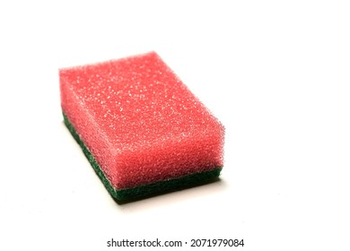 Esponja de espuma roja para lavar platos de cerca sobre un fondo blanco. Aislado. foto de alta calidad
