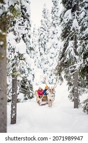 Padre e hija de familia en safari de renos en el bosque de invierno en Laponia Finlandia