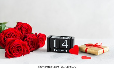 Vältesdag Hannergrond mat roude Rousen Bouquet, Häerzer, Kaddosbox a Kalenner mam Datum 14. Februar op wäissen Hannergrond. Begréissungskaart Schabloun fir Vältesdag. Säit Vue, Banner, Verkaf