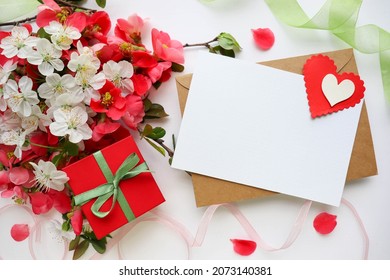 carte de voeux joyeuse Saint-Valentin. bouquet de fleurs et coeur rouge sur fond blanc