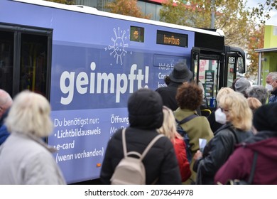 Muchas personas que quieren vacunarse contra la corona frente a un autobús de vacunación de la ciudad de Viena. Austria, Europa