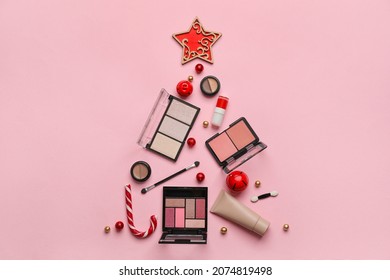 Hermoso árbol de Navidad hecho de cosméticos de maquillaje y decoración sobre fondo rosa