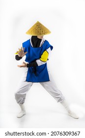 Cosplay gebaseerd op de film. Shaolin monnik god van donder en bliksem op een witte achtergrond. Een dodelijk gevecht.