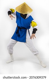 Cosplay gebaseerd op de film. Shaolin monnik god van donder en bliksem op een witte achtergrond. Een dodelijk gevecht.