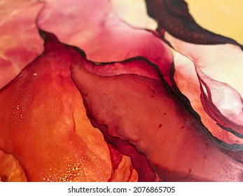 Latar belakang merah abstrak dengan kuning. Tekstur seni cairan merah dibuat dengan tinta alkohol. Noda dan noda yang indah. Latar belakang cerah menyerupai bunga, kelopak, cat air atau aquarelle.