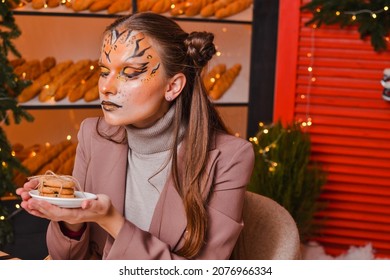 虎の化粧をした美少女が新年のコンセプトを手にしています。虎の年