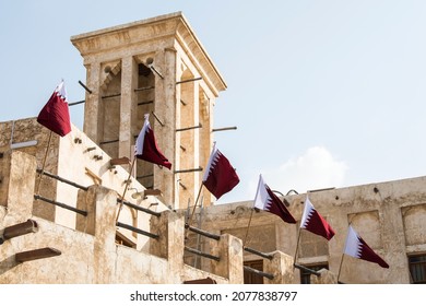 ドーハ、カタール、2019 年 5 月 10 日。カタールの国旗で飾られたオールド マーケット スーク ワキーフ。