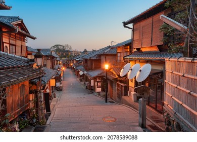 Highashiyama 地区の夕暮れの京都旧市街の通り。