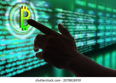 Tecnología de cadena de bloques. Minería Bitcoin. La mano del hombre busca el logotipo de bitcoin. Minería de criptomonedas utilizando hardware de servidor. Programación de elementos de blockchain. Programación de criptotecnología. tecnología bitcoin