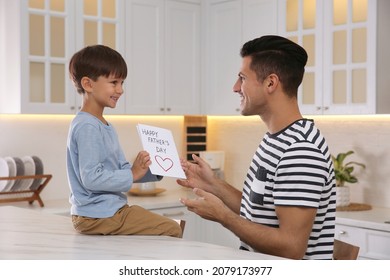 Kleiner Junge begrüßt seinen Vater mit dem Vatertag in der Küche