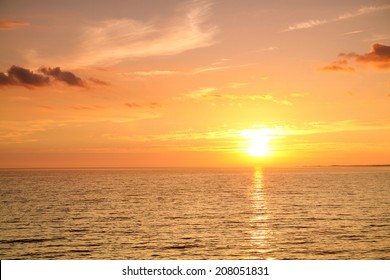 zonsondergang op zee. verscheidenheid aan kleuren en tinten van de rijzende zon