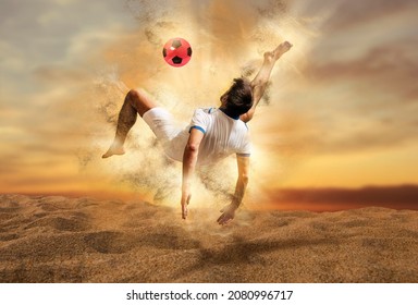 De mannelijke voetballers spelen wanhopig strandvoetbal op zand op een zonnige dag. Man doet kick op strand met voetbal
