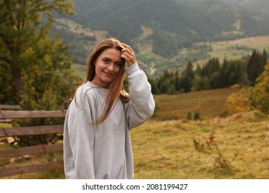 山での時間を楽しんでいる美しい若い女性。テキスト用のスペース