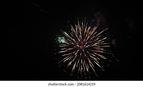 Błyszczące fajerwerki z efektownymi światłami bokeh na nocnym niebie. Piękna koncepcja świąt. Świecące świąteczne fajerwerki. Celebracja, fajerwerki w Sylwestra. Fajerwerki, eksplozje na nocnym niebie.