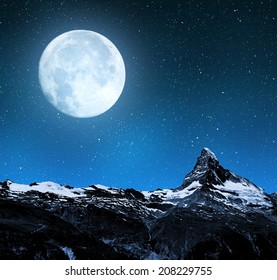 Matterhorn in nachtelijke hemel met maan - Zwitserse Alpen. Elementen van deze afbeelding geleverd door NASA.