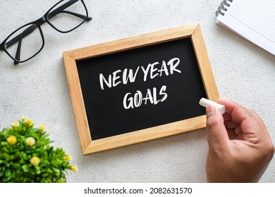 Revisión de 2021, revisión del año pasado en la vida, concepto de negocio plano. Redacción y preparación para las resoluciones de año nuevo 2022