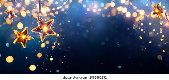 Luzes de estrelas de Natal com elementos abstratos desfocados