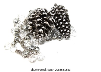 Weihnachtsdekoration aus Silberkiefer und Girlande mit kleiner silberner Glocke. Selektiver Fokus. Foto in hoher Qualität