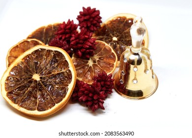 Weihnachtsschmuck Nahaufnahme, goldene Glocke, Kiefern und Orangenscheiben teilweise etwas unscharf. Foto in hoher Qualität