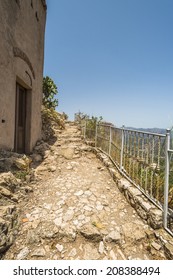 Sicilya'nın Forza d'Agro köyündeki küçük bir köyde eski taş basamaklar