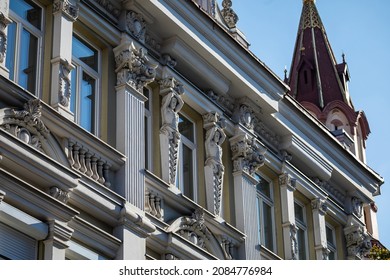 古典的なヨーロッパの建築要素 - アトランテスと欄干、ビリニュス、リトアニアの建物。Didzioji st 10、House of University Clinics、Gostautai 宮殿