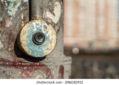 Oude vuile, sjofele knop voor het wisselen van verkeerslichten bij een zebrapad in de stad, close-up.