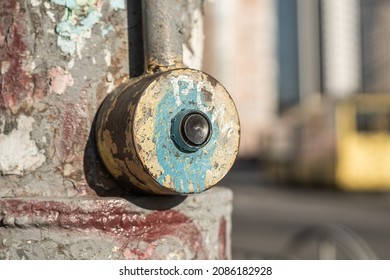 Oude vuile, sjofele knop voor het wisselen van verkeerslichten bij een zebrapad in de stad, close-up.