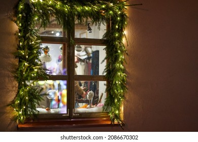 Vista nocturna de muchas luces en la ventana de una casa. Decoración navideña.