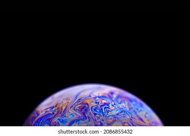 Nhiều màu trừu tượng hành tinh ngoài hành tinh lạnh giá với bầu không khí trong vũ trụ trên nền tối. Bong bóng xà phòng Closeup