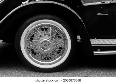 車のホイール ヴィンテージ レトロな古い高級車、古典的なエレガンスの黒と白のホイール、クローズ アップ