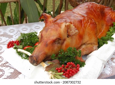 Junges gebratenes Schweinchen, das bei der Feier serviert wird. Schweinefleisch auf dem Teller