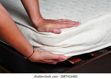 Mano de hombre probando la firmeza del colchón ortopédico blanco. Macho presionando la superficie de los colchones de espuma hipoalergénica para comprobar su suavidad. Cerrar, copiar espacio, vista superior, fondo.