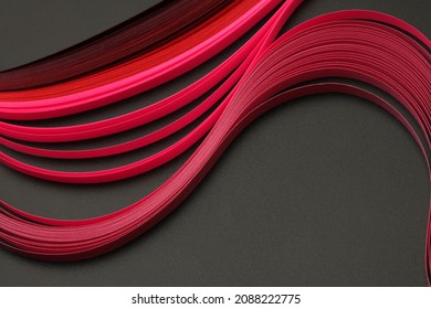 テクスチャの黒い背景に抽象的な赤い色の波の紙。