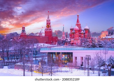 Panorama musim dingin Moskow dengan salju. Kremlin di Rusia. Pemandangan Katedral St. Basil dari Taman Zaryadye. Kremlin Moskow pada pagi Natal.
