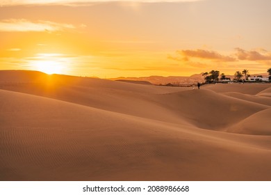 日没、カナリア島、スペインのグラン カナリア島の有名な自然公園マスパロマス砂丘